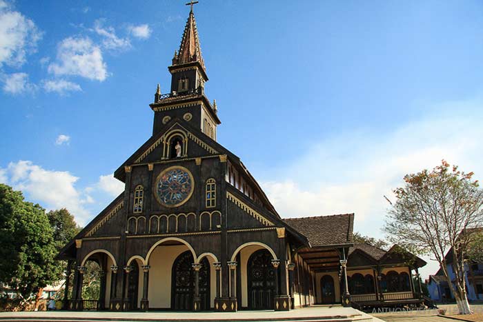 what to see in kontum wooden church